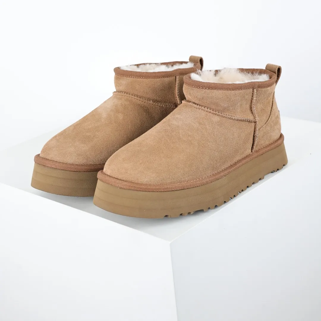 Pick up locally 💰560 Core recommended good price It is a very suitable choice for home furnishings. In the new year, uug launched a series of styles, which are partial to the preferences of young consumers and have also moved to the forefront of fashion trends. Shoe body material: water-repellent coated suede upper, 17 mm UGGPURE™ implantable wool insole, lightweight non-slip and comfortable rubber outsole, with brand LOGO and trademark, with full packaging Size: 35 36 37 38 39 40